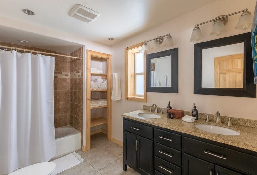 Sweet Pine Deck + Hot Tub, Cozy Modern Interior Close To Ski Resort!