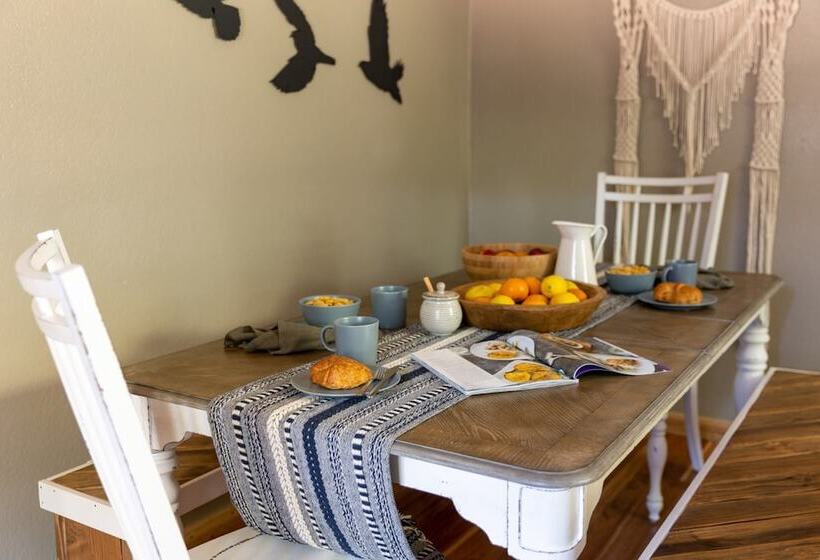 Sweet Pine Deck + Hot Tub, Cozy Modern Interior Close To Ski Resort!