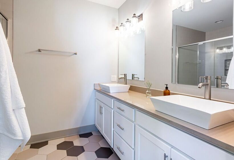 Waverly By Avantstay Nashville Inspired Townhome W/ Luxury Kitchen, Pool Table