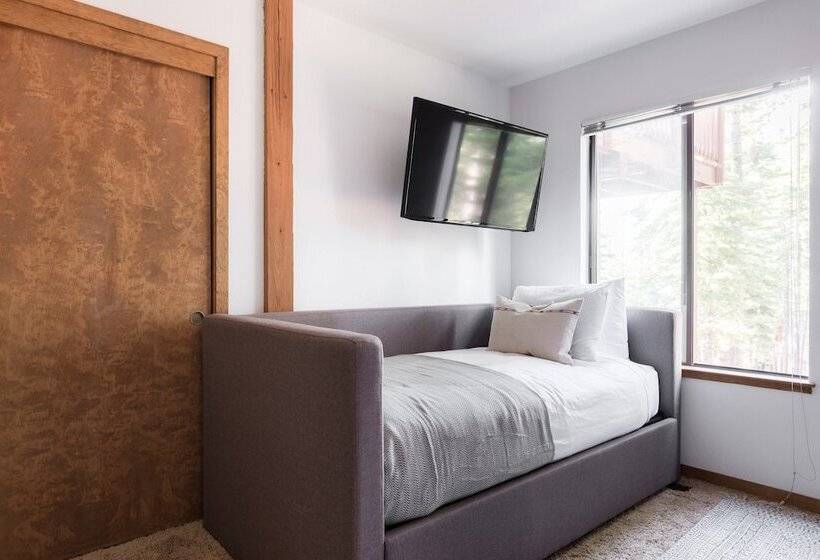 Wolfe By Avantstay 5mins Northstar! W/ Hot Tub, Fireplace, 2 Private Decks!