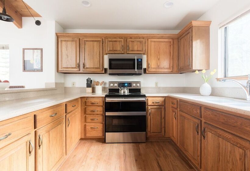 Wolfe By Avantstay 5mins Northstar! W/ Hot Tub, Fireplace, 2 Private Decks!