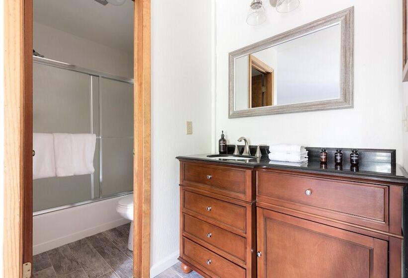 Wolfe By Avantstay 5mins Northstar! W/ Hot Tub, Fireplace, 2 Private Decks!