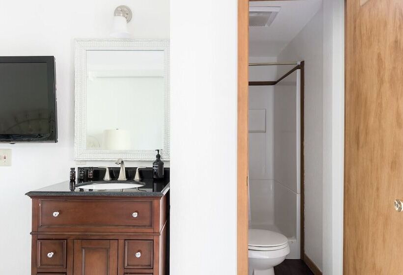 Wolfe By Avantstay 5mins Northstar! W/ Hot Tub, Fireplace, 2 Private Decks!