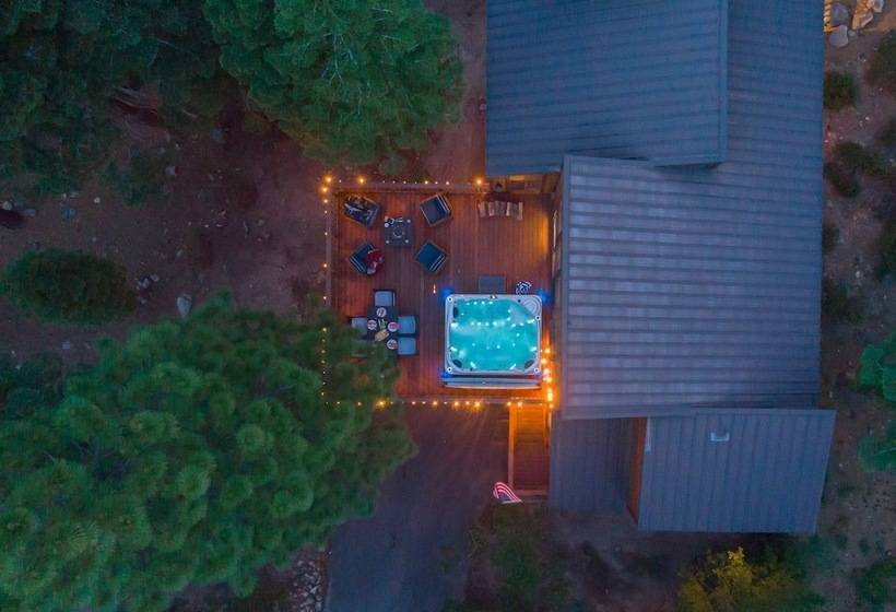 Wolfe By Avantstay 5mins Northstar! W/ Hot Tub, Fireplace, 2 Private Decks!