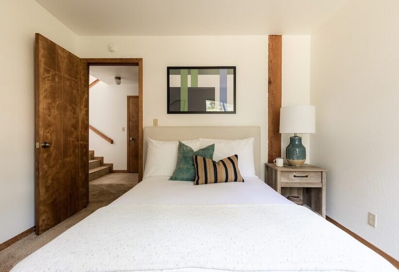 Wolfe By Avantstay 5mins Northstar! W/ Hot Tub, Fireplace, 2 Private Decks!