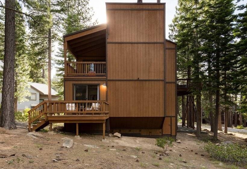 Wolfe By Avantstay 5mins Northstar! W/ Hot Tub, Fireplace, 2 Private Decks!