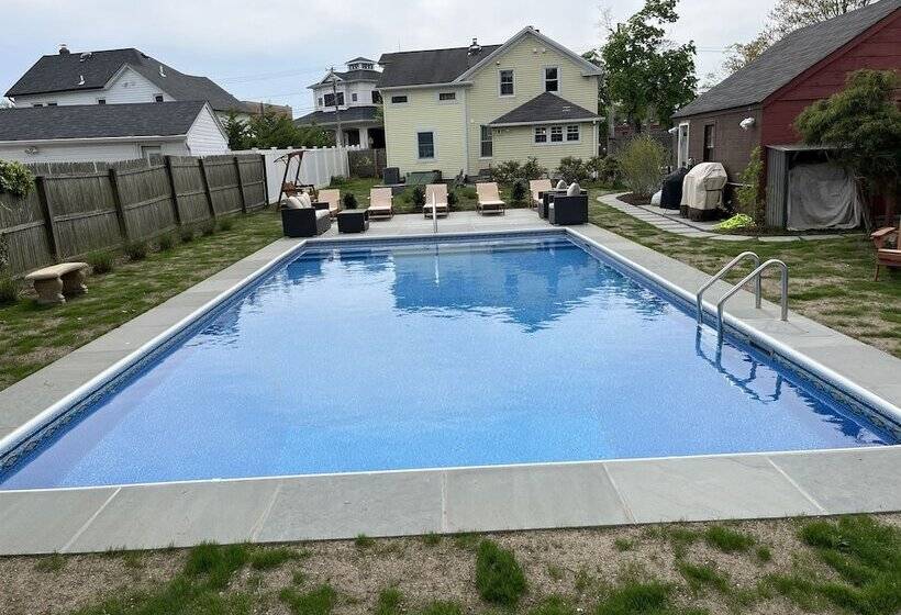 تختخواب و صبحانه Come As You Are Inn Llc