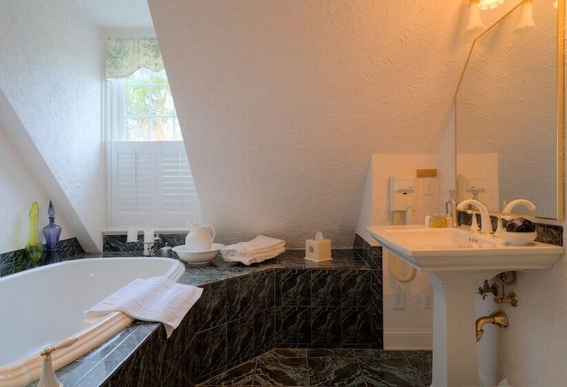 민박 Nesselrod On The New