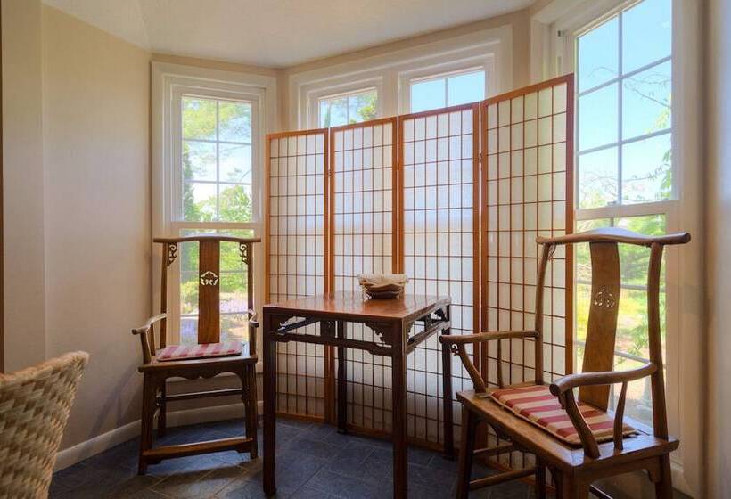 민박 Nesselrod On The New