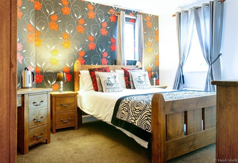 مبيت وإفطار The Old Hall Inn