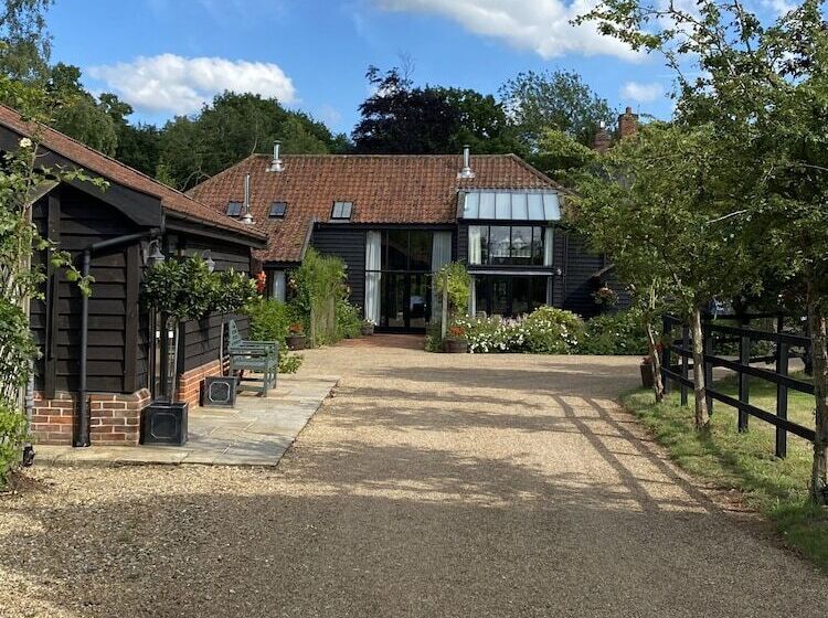 Brundish, Suffolk Large 4 Bed Barn Stunning!