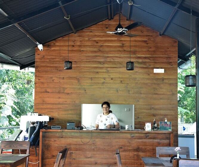 ホテル Aaria Residency