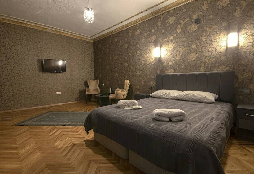 Отель Ares Business Suit