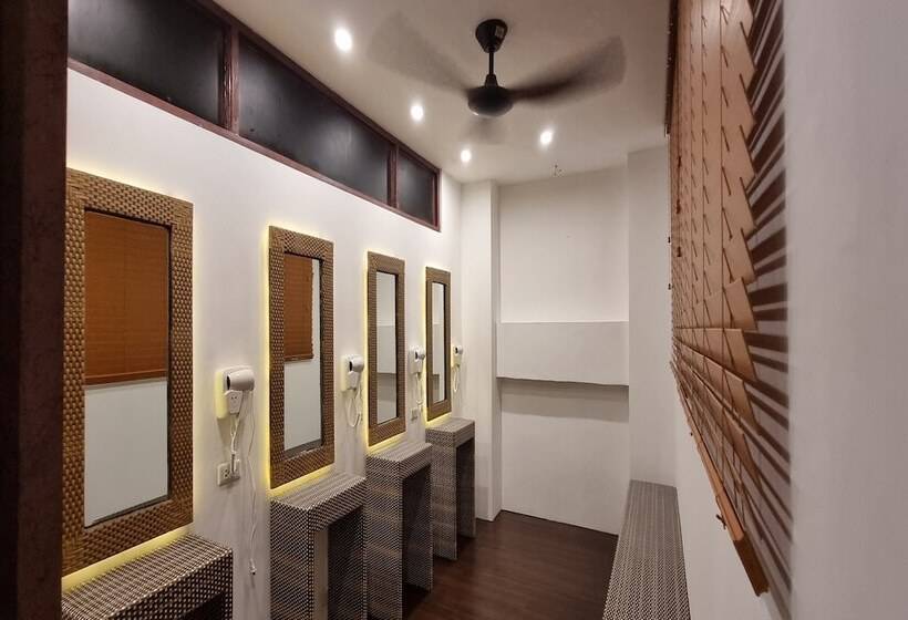 هتل Attic Capsule