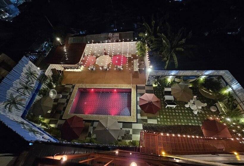 هتل Attic Capsule