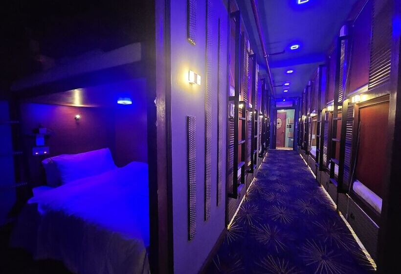 هتل Attic Capsule