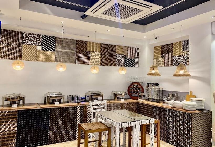 هتل Attic Capsule