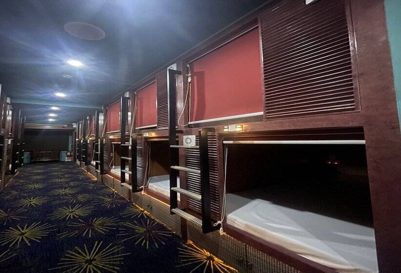 Szálloda Attic Capsule