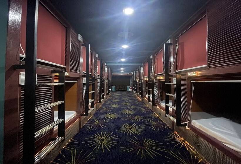 هتل Attic Capsule