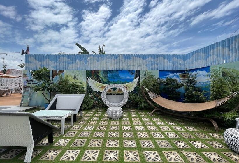 هتل Attic Capsule