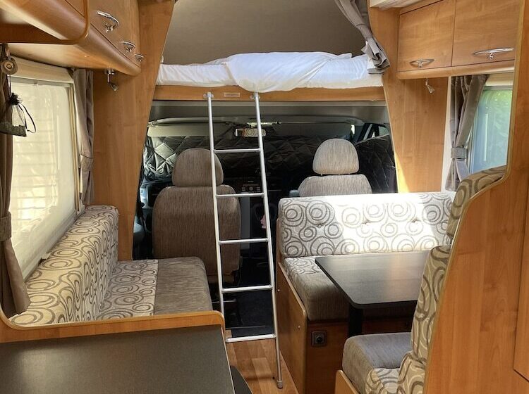 בית מלון כפרי Captivating 2 Bed Motorhome In Wareham