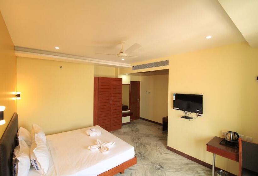 Отель Pondy Southern Residency