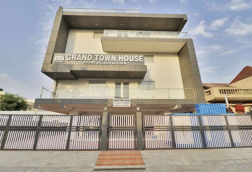 בית מלון כפרי Treebo Grand Town House