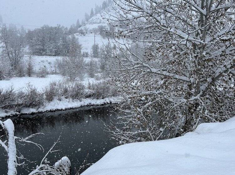 فندق على الطريق Cashmere Inn