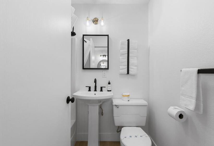 فندق على الطريق Cashmere Inn