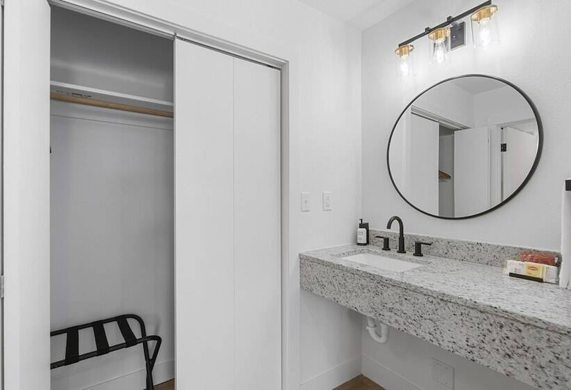 فندق على الطريق Cashmere Inn