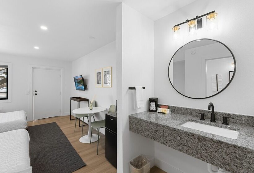 فندق على الطريق Cashmere Inn