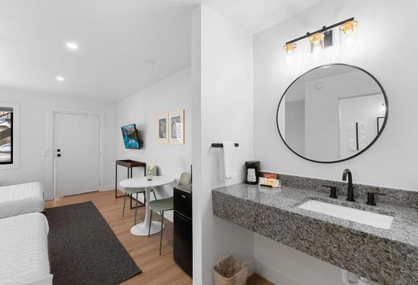 فندق على الطريق Cashmere Inn