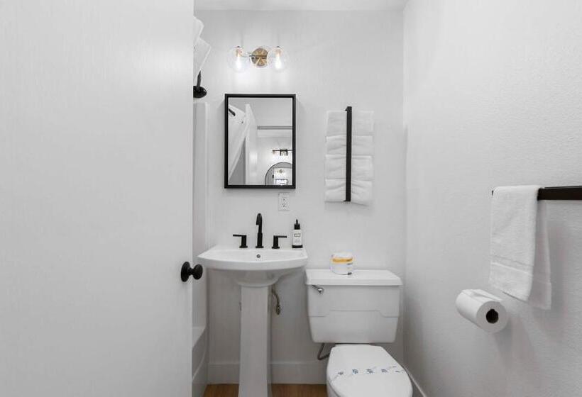 فندق على الطريق Cashmere Inn