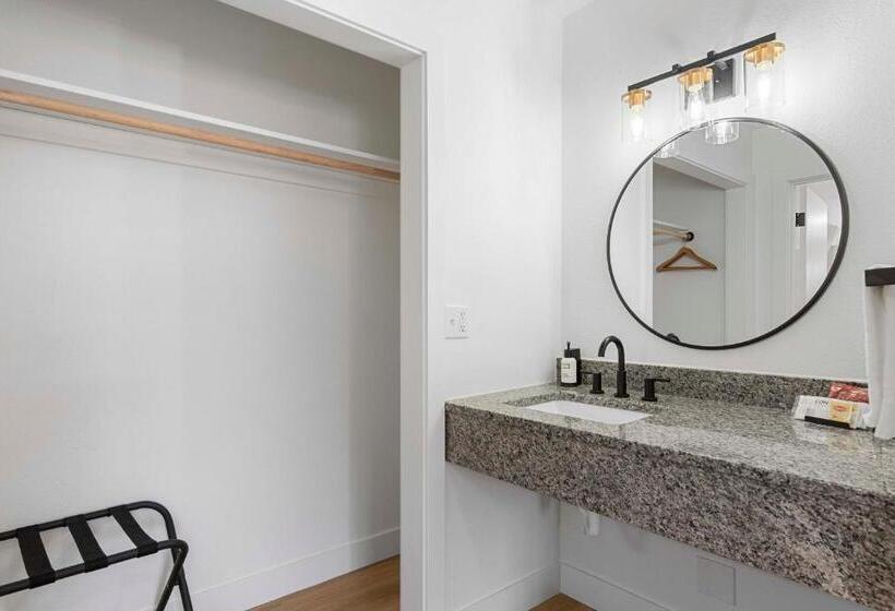 فندق على الطريق Cashmere Inn