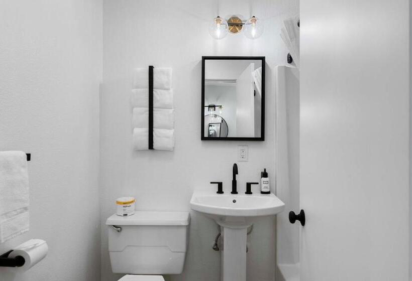 فندق على الطريق Cashmere Inn