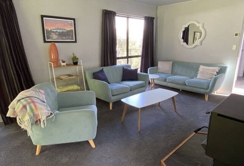 Motuoapa Bay Chalets