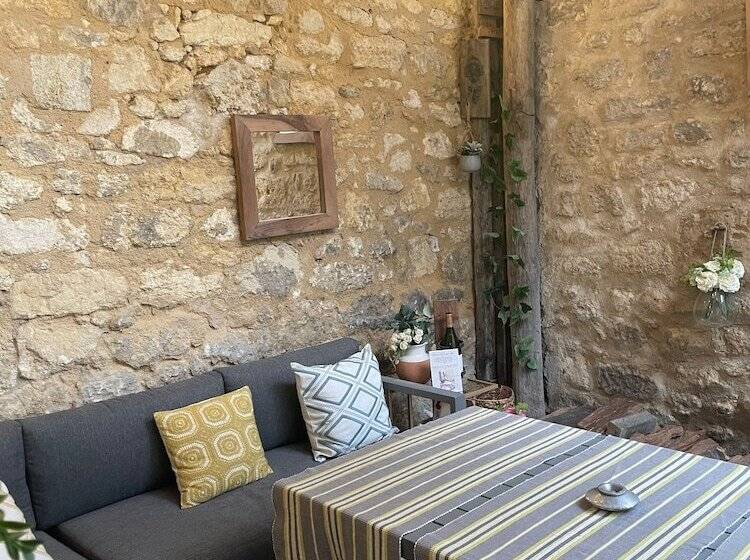 پانسیون Maison De La Tour