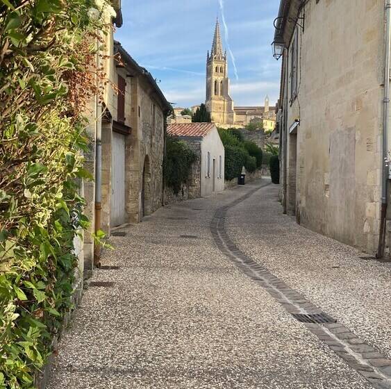 پانسیون Maison De La Tour