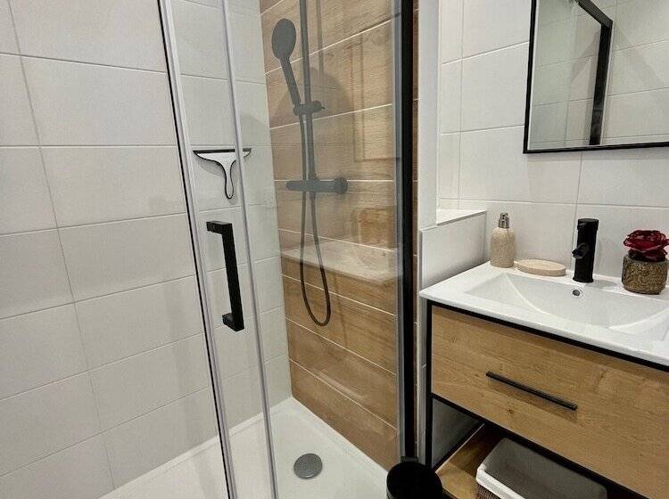 پانسیون Maison De La Tour