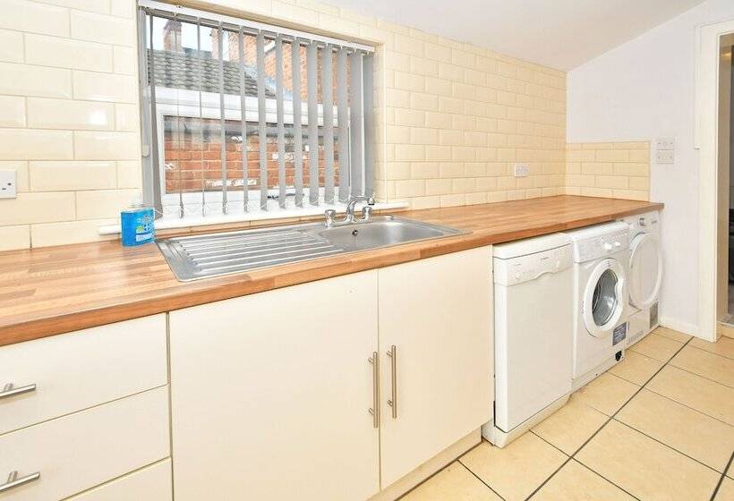 펜션 Townhouse @ 115 Walthall Street Crewe