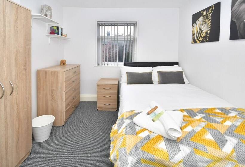 펜션 Townhouse @ 115 Walthall Street Crewe