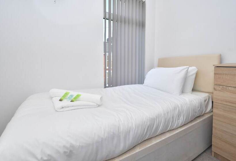 펜션 Townhouse @ 115 Walthall Street Crewe