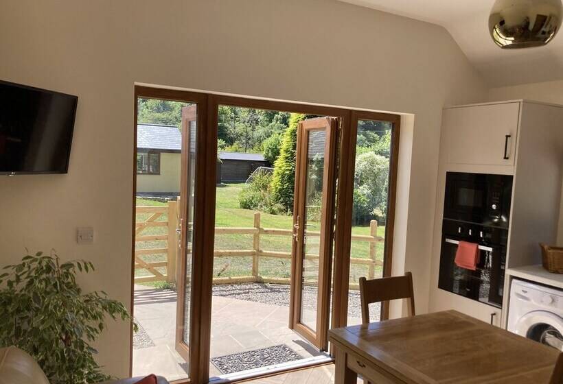 레지던스 1 Bedroomed Detached Holiday Retreat Pant