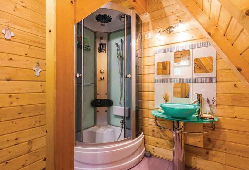 住所  Beautiful 3 Bed House In Crni Lug