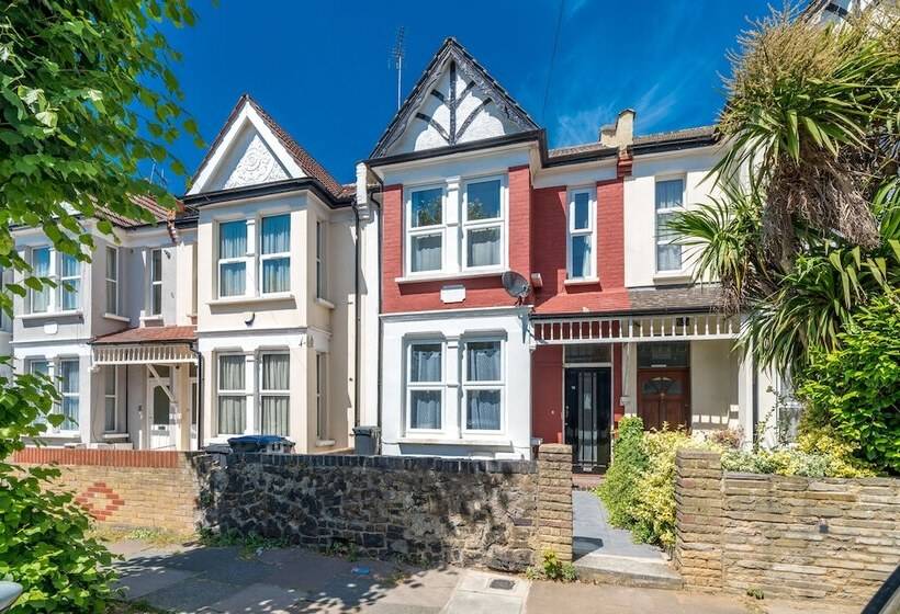 레지던스 Homely 4 Bedroom Home With 2 Baths & Free Parking