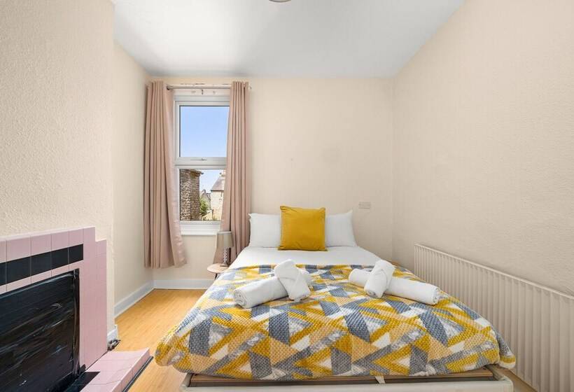 레지던스 Homely 4 Bedroom Home With 2 Baths & Free Parking