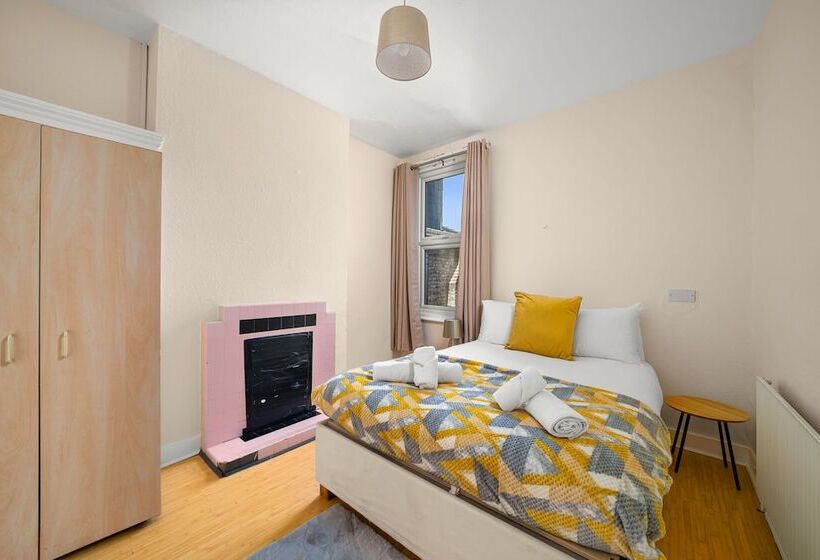 레지던스 Homely 4 Bedroom Home With 2 Baths & Free Parking