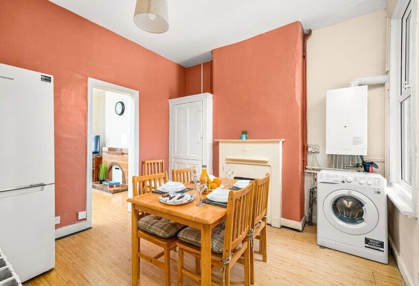 레지던스 Homely 4 Bedroom Home With 2 Baths & Free Parking