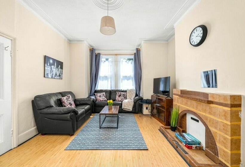 레지던스 Homely 4 Bedroom Home With 2 Baths & Free Parking