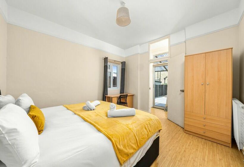 레지던스 Homely 4 Bedroom Home With 2 Baths & Free Parking